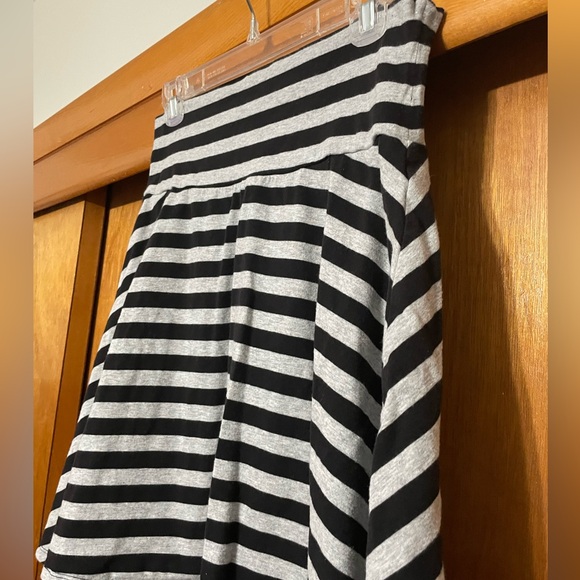 Forever 21 black and gray striped short skirtt size large - Picture 2 of 4
